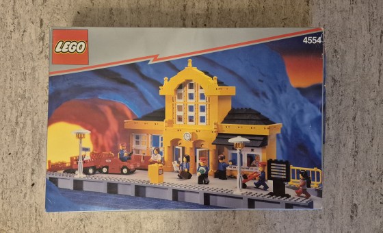 Der Lego Bahnhof 4554 war einst Hauptbahnhof meiner Legostadt der 1990er Jahre und ist auch heute noch ein sehr ansehnliches Modell (Foto: Martin Dühning)
